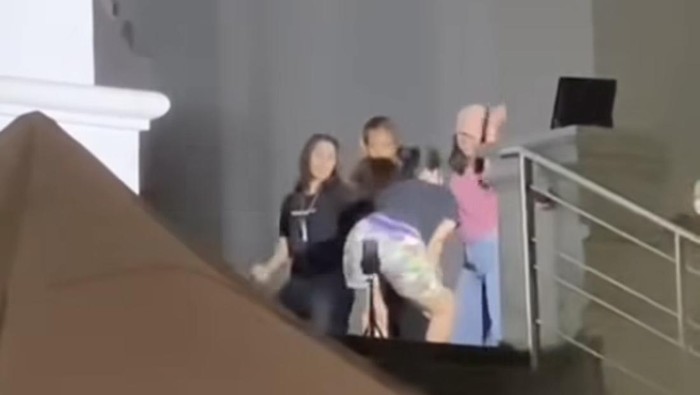 Viral 4 wanita joget di pelataran Masjid Agung Soppeng.