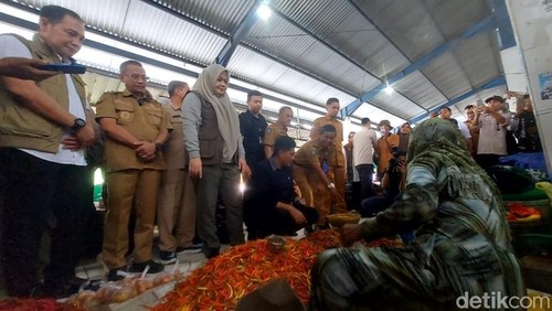 Wagub NTB Indah Dhamayanti Putri (Umi Dinda) didampingi Wawalkot Bima, Feri Sofiyan melakukan inspeksi mendadak (sidak) di Pasar Amahami Kota Bima, pada Senin, (2/3/2026). (Dok. Rafiin/detikBali)