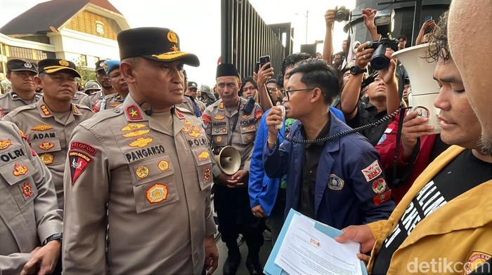 Wakapolda Kalimantan Selatan (Kalsel) Brigjen Golkar Pangarso menemui massa aksi di depan gerbang Mapolda Kalsel, Senin (2/3/2026)