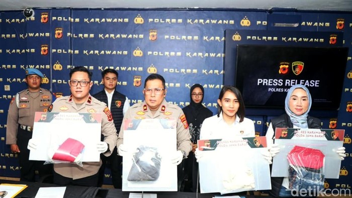Wakapolres Karawang Kompol Andryanto saat merilis kasus temuan jenazah wanita di KJIE