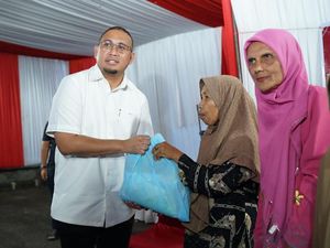 Andre Rosiade Bagikan 5.000 Paket Sembako untuk Warga Dharmasraya
