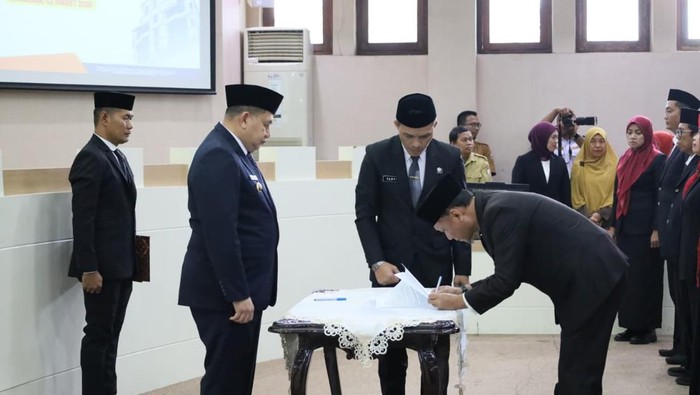 Wali Kota Makassar, Munafri Appi Arifuddin, melantik 27 pejabat baru dari berbagai dinas. Dinas PU mendapat mutasi terbanyak untuk program prioritas.