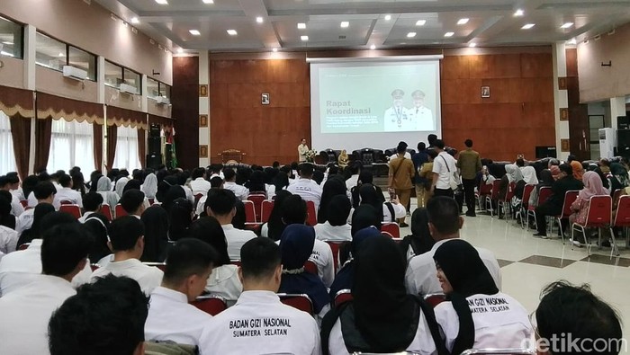 Wali Kota Palembang Ratu Dewa membuka rapat BPKP dan SPPG di Palembang