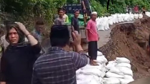 Warga menyetop tim lapangan Pemkab Lombok Barat saat menumpuk karung berisi pasir pada jalan putus di Desa Buwun Mas, Kecamatan Sekotong, Lombok Barat, Minggu (1/3/2026). (Tangkapan layar)