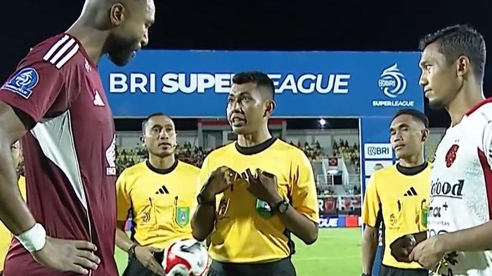 Wasit Erfan Efendi saat memimpin laga PSM Makassar di Stadion Gelora BJ Habibie.