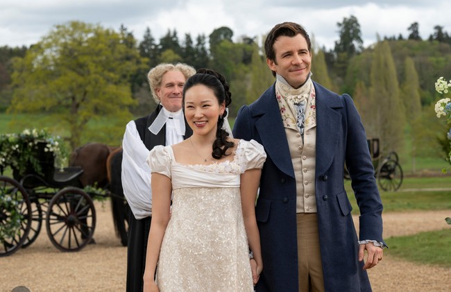 Insiden terkena masalah kulit itu bukan satu-satunya kendala saat syuting adegan intim di Bridgerton. Pada Januari 2025, Ha juga sempat mengungkap bahwa adegan mesranya di tangga bersama Thompson awalnya dijadwalkan lebih awal dalam proses produksi. Namun, jadwal tersebut terpaksa diundur setelah ia jatuh sakit di lokasi syuting. Foto: Dok. Instagram Netflix