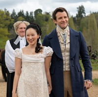 Insiden terkena masalah kulit itu bukan satu-satunya kendala saat syuting adegan intim di Bridgerton. Pada Januari 2025, Ha juga sempat mengungkap bahwa adegan mesranya di tangga bersama Thompson awalnya dijadwalkan lebih awal dalam proses produksi. Namun, jadwal tersebut terpaksa diundur setelah ia jatuh sakit di lokasi syuting. Foto: Dok. Instagram Netflix