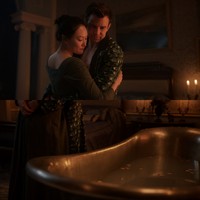 “Ada satu adegan saat kami berada di bathtub dan aku menaburkan bedak bayi ke seluruh tubuh karena diberi tahu itu bisa membantu mengeringkan kulit sebelum memakai pakaian khusus adegan intim dengan tape. Lalu keesokan harinya setelah adegan bathtub itu, tubuhku dipenuhi biduran dan aku terkena folikulitis sampai harus memakai krim steroid. Sepertinya itu kombinasi bedak bayi dan air mandi,” katanya. Foto: Dok. Instagram Netflix