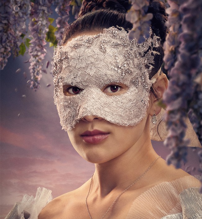 Meski penuh tantangan, Yerin Ha menilai adegan-adegan panas dalam Bridgerton bukan sekadar sensasi. “Adegan-adegan itu terasa sebagai perpanjangan cerita. Puitis dan memang punya tujuan yang jelas. Menurutku Bridgerton mengemas adegan seks dengan sangat baik, dari sudut pandang perempuan,” pungkasnya. Foto: Dok. Instagram Netflix