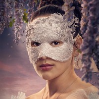 Meski penuh tantangan, Yerin Ha menilai adegan-adegan panas dalam Bridgerton bukan sekadar sensasi. “Adegan-adegan itu terasa sebagai perpanjangan cerita. Puitis dan memang punya tujuan yang jelas. Menurutku Bridgerton mengemas adegan seks dengan sangat baik, dari sudut pandang perempuan,” pungkasnya. Foto: Dok. Instagram Netflix