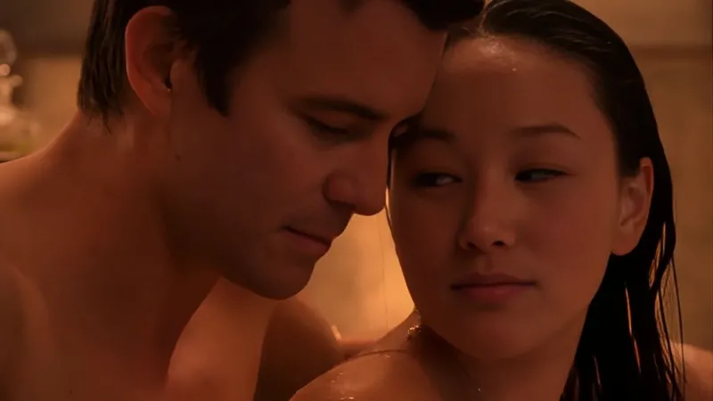 Adegan Yerin Ha dan Luke Thompson dalam Bridgerton Season 4.