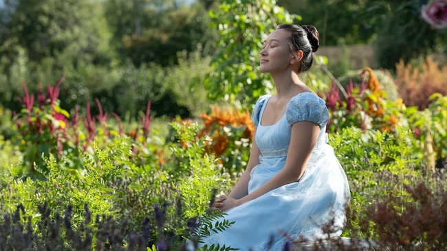 Saat menjadi bintang tamu acara radio Capital Breakfast bersama lawan mainnya Luke Thompson, aktris 28 tahun itu mengungkapkan hal tak terduga yang dialaminya usai syuting adegan bercinta di bathtub. Foto: Dok. Instagram Netflix