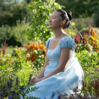 Saat menjadi bintang tamu acara radio Capital Breakfast bersama lawan mainnya Luke Thompson, aktris 28 tahun itu mengungkapkan hal tak terduga yang dialaminya usai syuting adegan bercinta di bathtub. Foto: Dok. Instagram Netflix