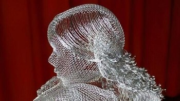 Keindahan Wire Girl yang terbuat dari jalinan kawat halus ini menampilkan lekuk tubuh manusia yang sangat artistik dan proporsional sehingga mendapatkan apresiasi tinggi dari para pecinta seni logam. Browndog888 via BoredPanda