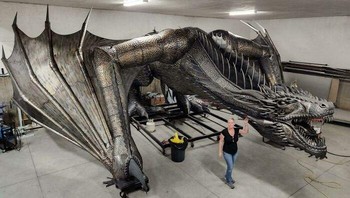 Mahakarya Replika Naga sepanjang 17 meter hasil karya Kevin Stone dan istrinya ini dibuat selama dua tahun menggunakan baja yang diproses panas bahkan sanggup menyemburkan api sungguhan dari mulutnya. D0NW0N via BoredPanda  