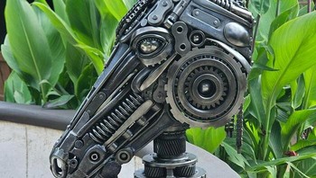 Kreativitas Kepala Kuda dari logam sisa dan komponen otomotif ini disusun selihai mungkin dengan memanfaatkan alat serta onderdil bekas yang dirakit menjadi satu kesatuan yang sangat estetis. Rickdadick450 via BoredPanda  