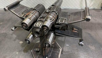 Sebuah karya seni Logam kontemporer ini menampilkan teknik pengelasan tingkat tinggi menunjukkan bahwa material industri bisa diubah menjadi objek dekoratif yang sangat memanjakan mata. voltron1022 via BoredPanda  