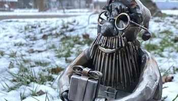 Karakter yang dibuat dengan teknik TIG welding ini menampilkan sambungan las yang sangat bersih dan presisi sehingga sang seniman sempat ragu apakah harus mengecatnya atau membiarkan warna aslinya menonjol. ManyHuge5373 via BoredPanda  