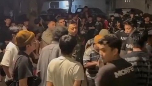 Acara musik tak berizin dibubarkan.
