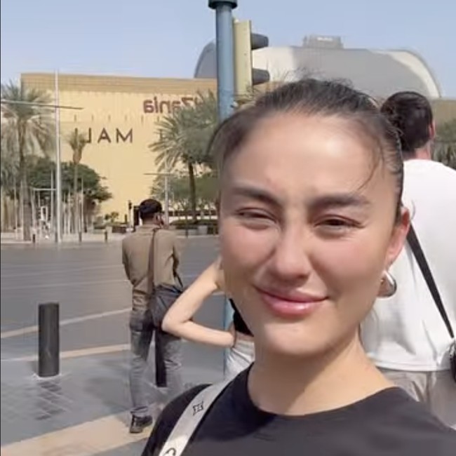 Tunjukkan Kondisi Aman, Agnez Mo Bukber Bareng KJRI hingga Jalan Kaki di Dubai