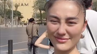 Tunjukkan Kondisi Aman, Agnez Mo Bukber Bareng KJRI hingga Jalan Kaki di Dubai