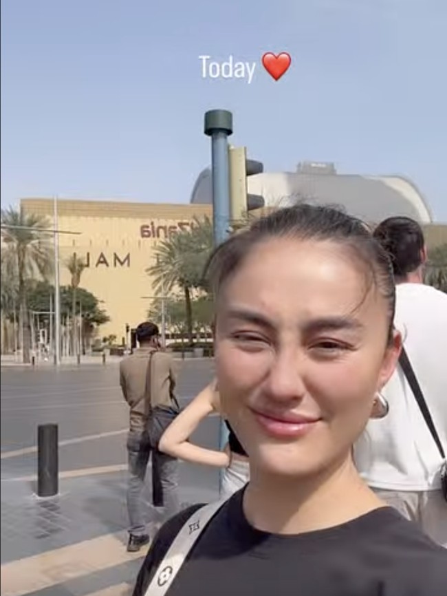 Tunjukkan Kondisi Aman, Agnez Mo Bukber Bareng KJRI hingga Jalan Kaki di Dubai