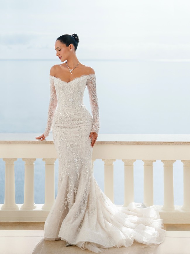 Alexandra terlihat menawan dengan gaun pengantin berpotongan off-the-shoulder dengan detail renda dan manik-manik berkilauan rancangan Paolo Sebastian. Gayanya dilengkapi kalung mewah dari Graff. Foto: TikTok Alexandra Saint Mleux