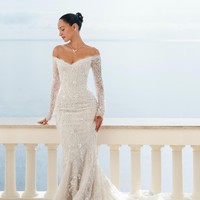 Alexandra terlihat menawan dengan gaun pengantin berpotongan off-the-shoulder dengan detail renda dan manik-manik berkilauan rancangan Paolo Sebastian. Gayanya dilengkapi kalung mewah dari Graff. Foto: TikTok Alexandra Saint Mleux