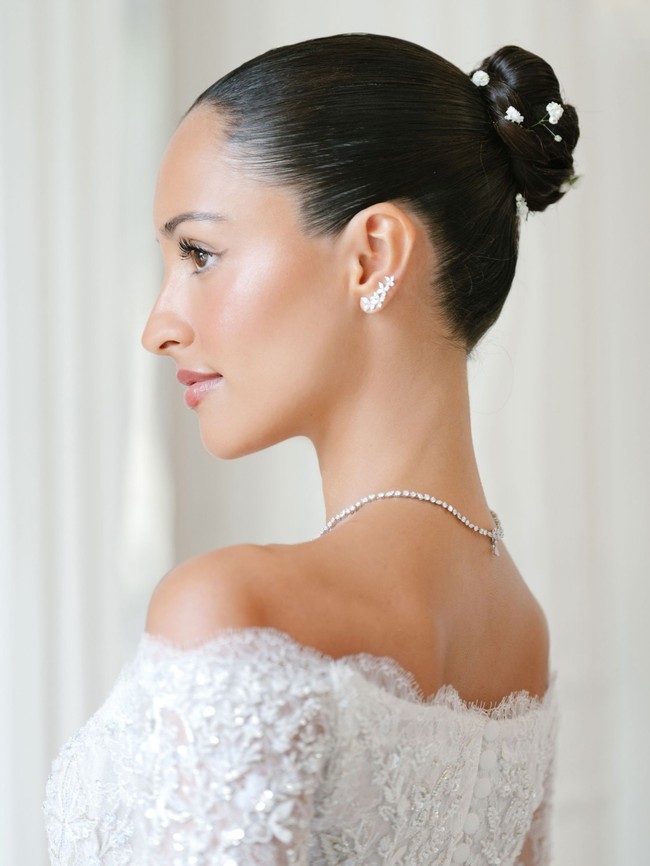 Sosok istri Leclerc sendiri disebut berusia 23 tahun dan lulusan kampus elite, École du Louvre di Paris jurusan sejarah seni.  Foto: Instagram @charles_leclerc