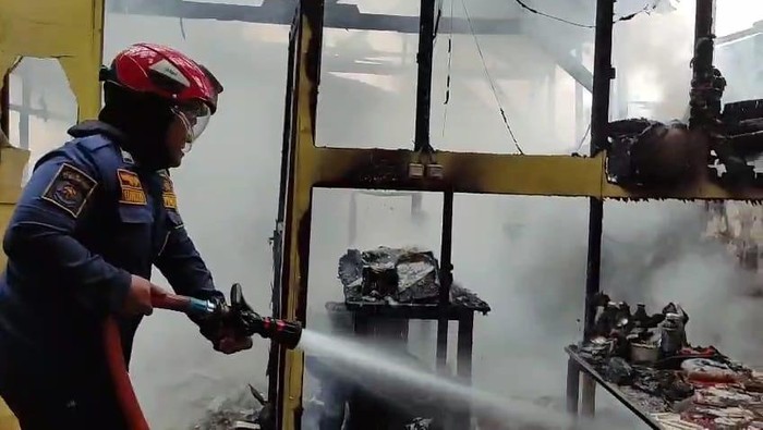 Anggota Damkar padamkan kebakaran di warung soto mie di Bogor (dok.Damkar)