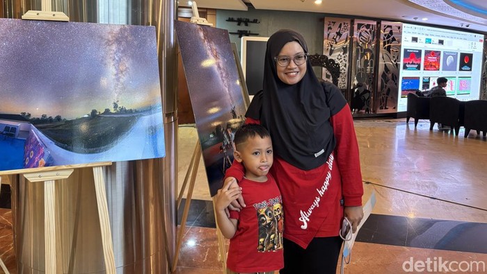 Anita (32), warga Jakarta Utara, datang bersana anaknya untuk menyaksikan gerhana bulan total di Planetarium Jakarta. (Rachma/detikcom)