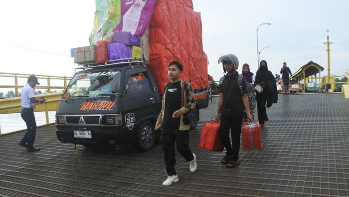 Calon penumpang berjalan memasuki kapal feri di Pelabuhan Jangkar, Situbondo, Jawa Timur, Selasa (3/3/2026). Sejumlah warga Pulau Sapudi, Sumenep, Jatim mulai mudik lebih awal untuk menghindari kepadatan penumpang saat arus mudik Lebaran 2026. ANTARA FOTO/Seno/tom.