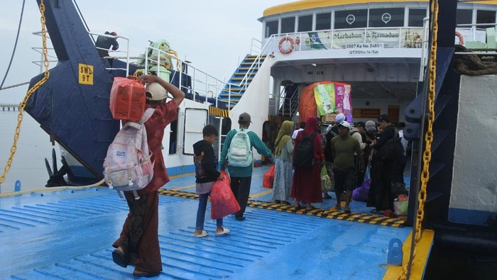 Calon penumpang berjalan memasuki kapal feri di Pelabuhan Jangkar, Situbondo, Jawa Timur, Selasa (3/3/2026). Sejumlah warga Pulau Sapudi, Sumenep, Jatim mulai mudik lebih awal untuk menghindari kepadatan penumpang saat arus mudik Lebaran 2026. ANTARA FOTO/Seno/tom.