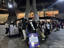 Warga Gagal Lihat Gerhana Bulan Total di Planetarium Jakarta karena Hujan