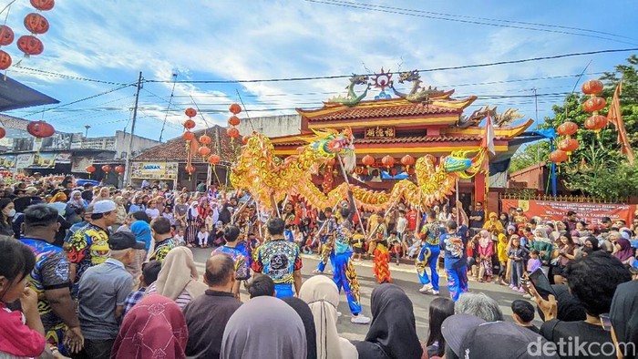 Atraksi naga liong dalam perayaan Cap Go Meh di Kelenteng Hok Tek Bio Ciamis.