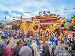 Harmoni Cap Go Meh di Ciamis, Barongsai Hibur Warga yang Berpuasa