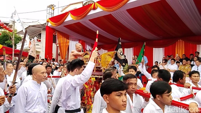 Atraksi Tangsin saat perayaan Cap Go Meh di sekitar Kelenteng Ban Hin Kiong, kelenteng tertua di Kota Manado.