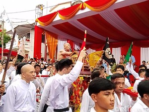 10 Tangsin Meriahkan Cap Go Meh di Manado, Warga Riuh Langsung Foto-foto