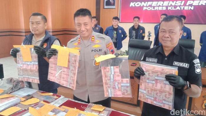 Barang bukti uang palsu diamankan di Mapolres Klaten.