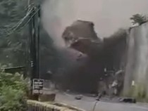 Video: Detik-detik Batu Raksasa Runtuh Tutup Jalur Trenggalek-Ponorogo