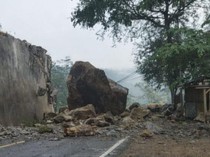Dahsyatnya Batu Raksasa Runtuh hingga Putus Jalur Trenggalek-Ponorogo