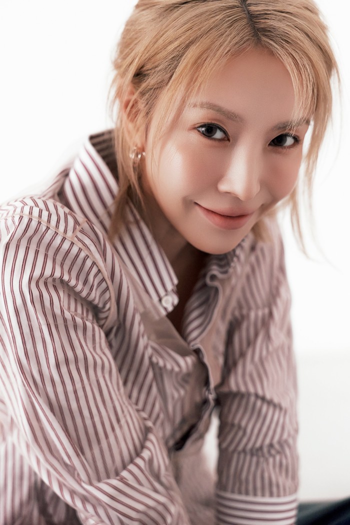 Foto profil BoA di manajemen baru BApal Entertainment.