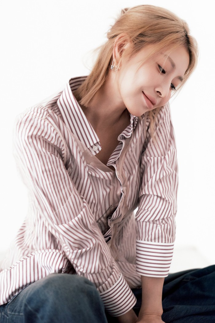 Foto profil BoA di manajemen baru BApal Entertainment.