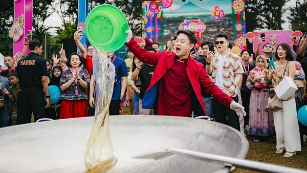 Wow! Bobon Santoso Pecahkan Rekor Dunia Bikin Lontong Cap Go Meh 5 Ribu Porsi