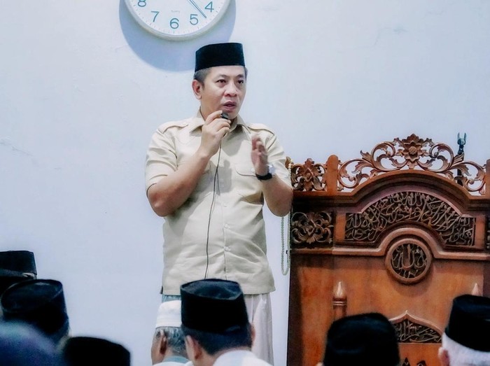 Bupati Karawang Aep Syaepuloh saat tarawih keliling di Kecamatan Telagasari
