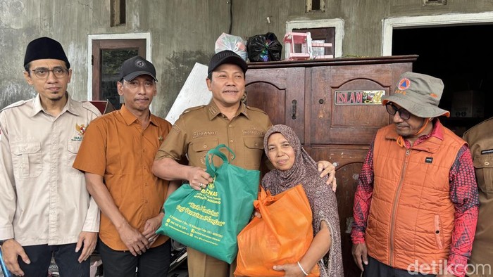 Bupati Sidoarjo Subandi saat mengunjungi kediaman Sani.