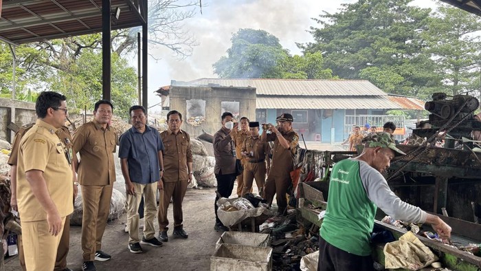 Bupati Sidoarjo Subandi saat sidak di TPST 3R Sedati Gede