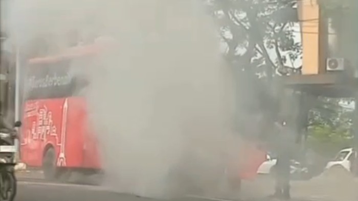 Bus Trans Semarang terbakar di Jalan Dr Wahidin, Kelurahan Kaliwiru, Kecamatan Candisari, Kota Semarang, Selasa (3/3/2026).