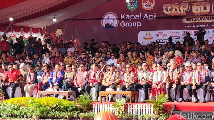 Wakil Ketua MPR RI, Bambang Wuryanto atau Bambang Pacul membuka perayaan festival Cap Go Meh di Singkawang, Kalimantan Barat, Selasa (3/3/2026).