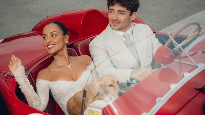 Potret Pembalap F1 Charles Leclerc Nikahi Influencer Naik Ferrari Vintage